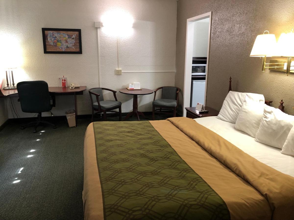 Econo Lodge Inn & Suites Wisconsin Dells Exteriör bild